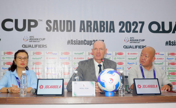 HLV Matt Ross của Nepal trả lời báo chí. Ảnh: Anh Khoa