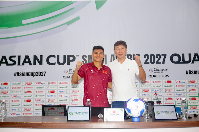 Thầy trò HLV Kim Sang Sik và Xuân Mạnh trong phòng họp báo. Ảnh: Anh Khoa