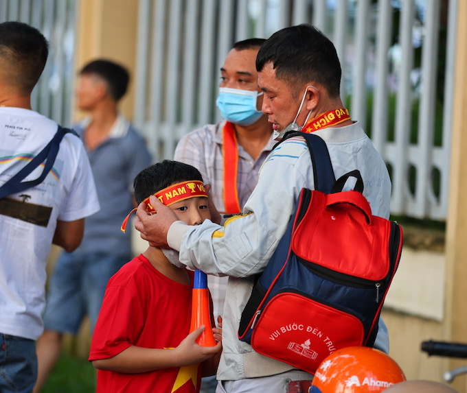 Một ông bố cùng cậu con trai trước khi vào sân xem trận đấu. Ảnh: Quốc An