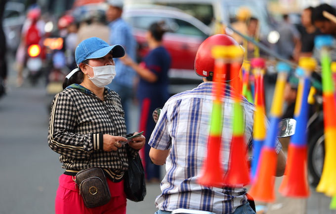 Phe vé mời gọi khán giả mua vé ngay trước giờ thi đấu. Ảnh: Quốc An