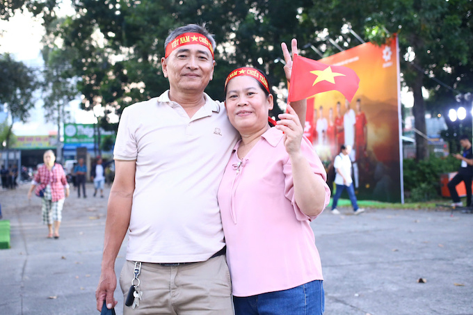 Một đôi vô chồng lớn tuổi đến sân xem trận đấu. Ảnh: Quốc An