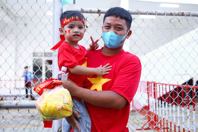 Hai cha con háo hức chuẩn bị vào sân xem trận đấu. Ảnh: Anh Khoa 