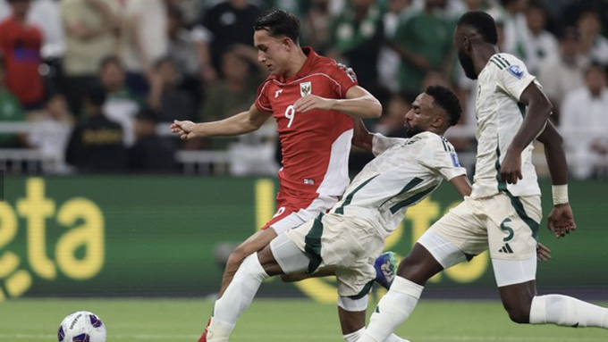 Indonesia (áo đỏ) vẫn còn cơ hội giành vé dự World Cup 2026 dù rất hẹp