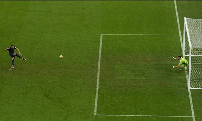 Một trong những cú sút phạt đền không thể cản của Mbappe tại chung kết World Cup 2022