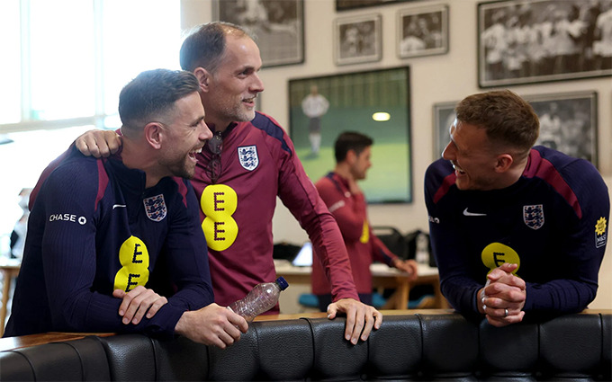 Thomas Tuchel đặt niềm tin vào những cầu thủ như Jordan Henderson (trái) và Dan Burn (phải) hơn là những T năng trẻ đang lên.