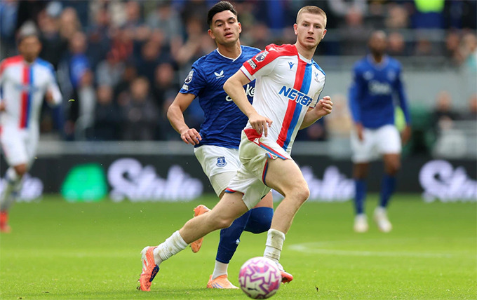 Việc loại Adam Wharton, 21 tuổi, khỏi đội tuyển Anh, mặc dù anh có phong độ xuất sắc tại Crystal Palace, đã gây ra cuộc tranh luận lớn.