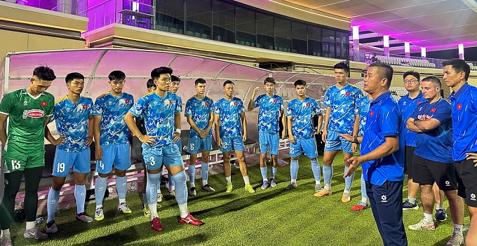 HLV Đinh Hồng Vinh đang trao đổi với cầu thủ