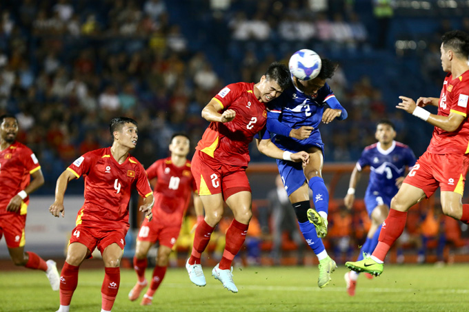 Duy Mạnh trong một pha tranh bóng bổng với đối thủ - Ảnh: Anh Khoa