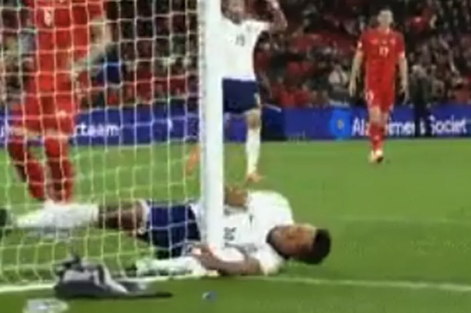 Watkins rất đau sau khi va chân vào cột dọc