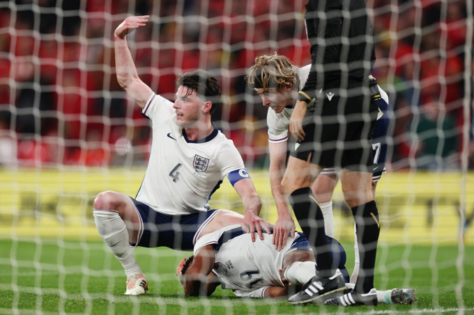 Watkins vẫn có thể tiếp tục thi đấu nhưng bị rút ra ngay đầu hiệp 2