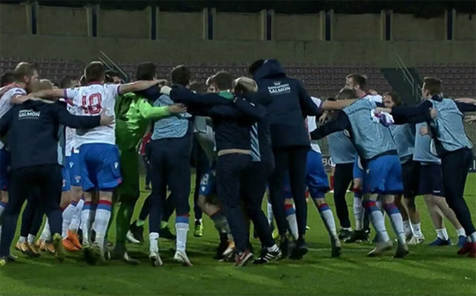 Cầu thủ và BHL Đảo Faroe ăn mừng chiến thắng lịch sử trước Montenegro