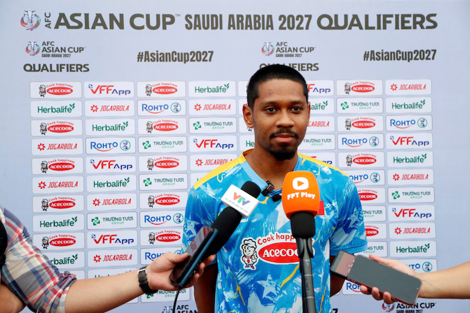 Quang Vinh trả lời báo chí trước buổi tập. Ảnh: Anh Khoa 