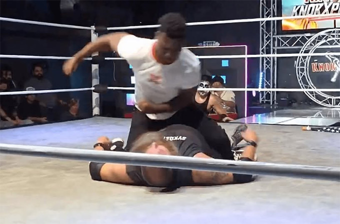 Raja Jackson hạ gục võ sỹ chuyên nghiệp trên khán đài