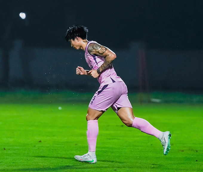 Văn Hậu thi đấu 10 phút cuối hiệp 3 - Ảnh: Đoàn Văn Hậu