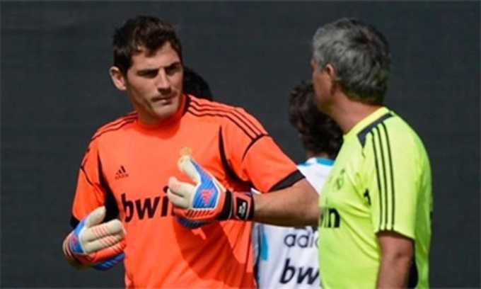 Thủ quân Iker Casillas bắt đầu xem thường ông thầy Mourinho từ sau tình huống "móc mắt" đó