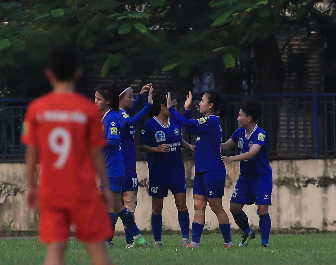 Than KSVN (áo xanh) ăn mừng chiến thắng trước PP. Hà Nam (Ảnh: Phan Tùng)