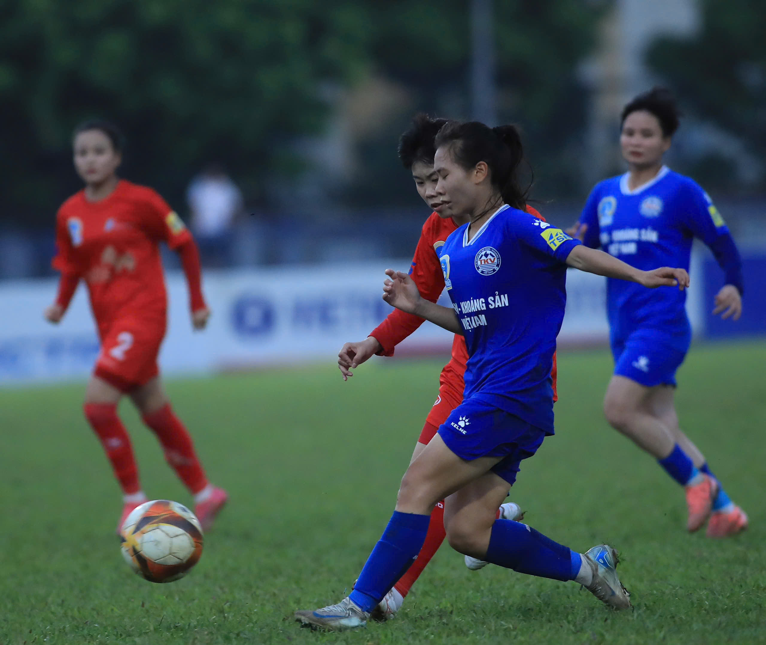 Than KSVN (áo xanh) giành 3 điểm để giữ vững vị trí trong top 3 chung cuộc (Ảnh: Phan Tùng)