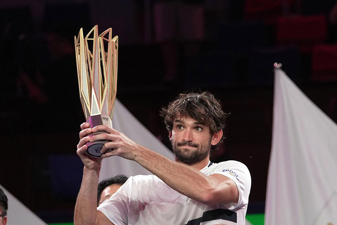 Vacherot ngạo nghễ nâng cúp