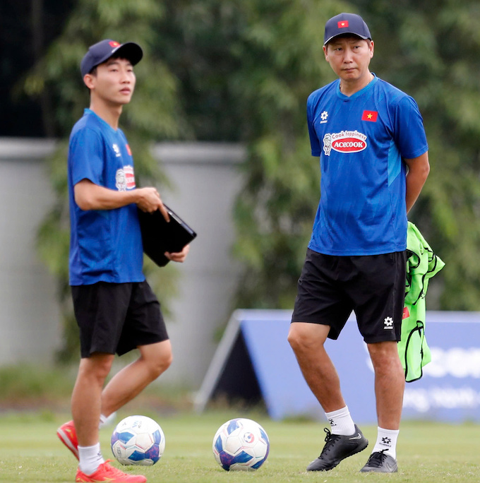 Gương mặt đăm chiêu của HLV Kim Sang Sik. Ảnh: Anh Khoa