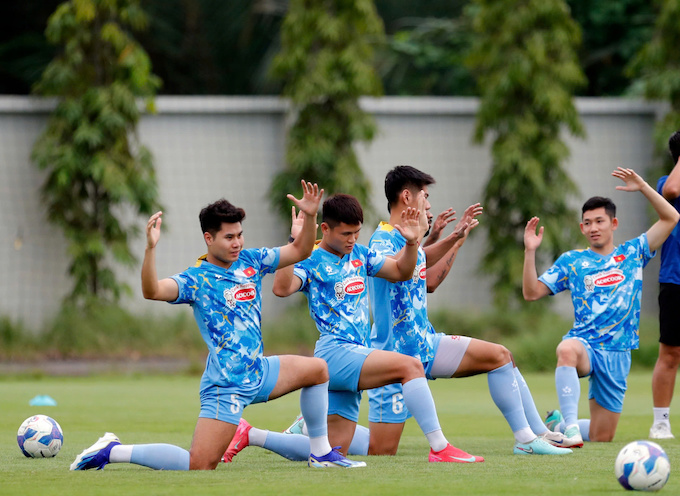 ĐT Việt Nam khởi động trước buổi tập. Ảnh: Anh Khoa