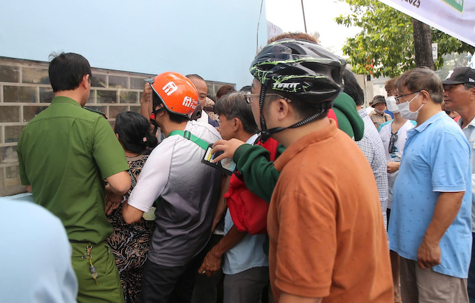 Khá đông khán giả có mặt để mua vé xem trận đấu. Ảnh: Quốc An