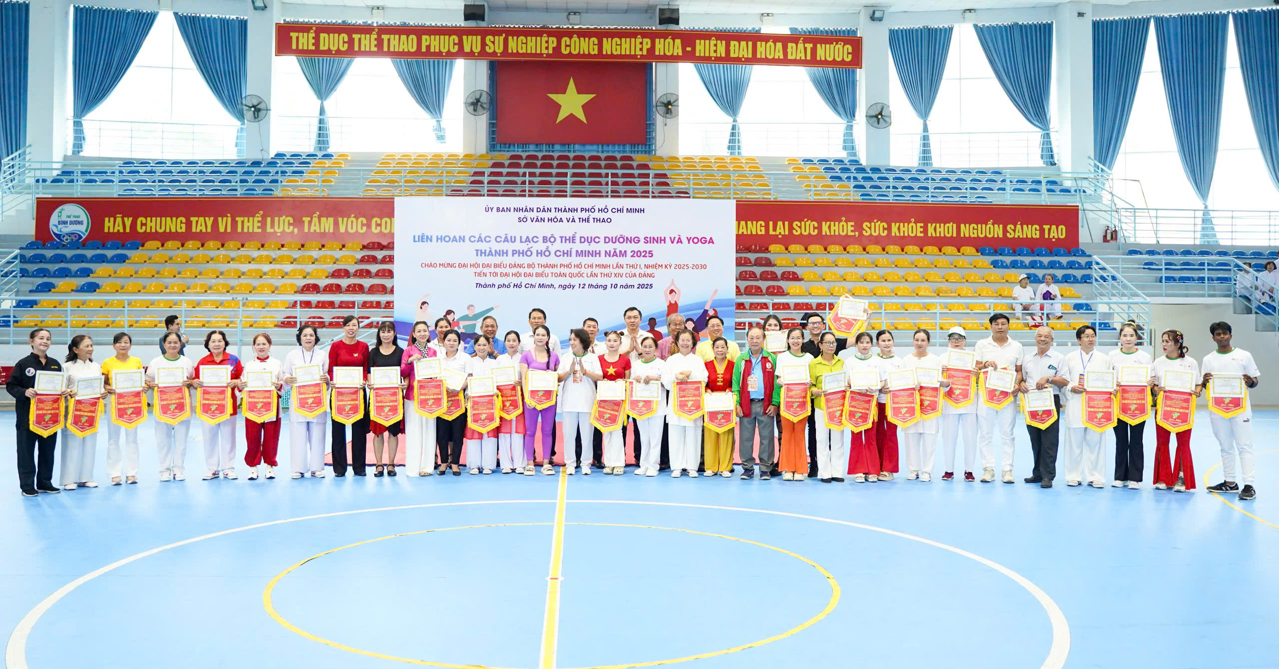 BTC Hội thao tặng cờ lưu niệm cho đại diện các đoàn về tham dự Liên hoan Các CLB Dưỡng sinh và Yoga tại Hội thao