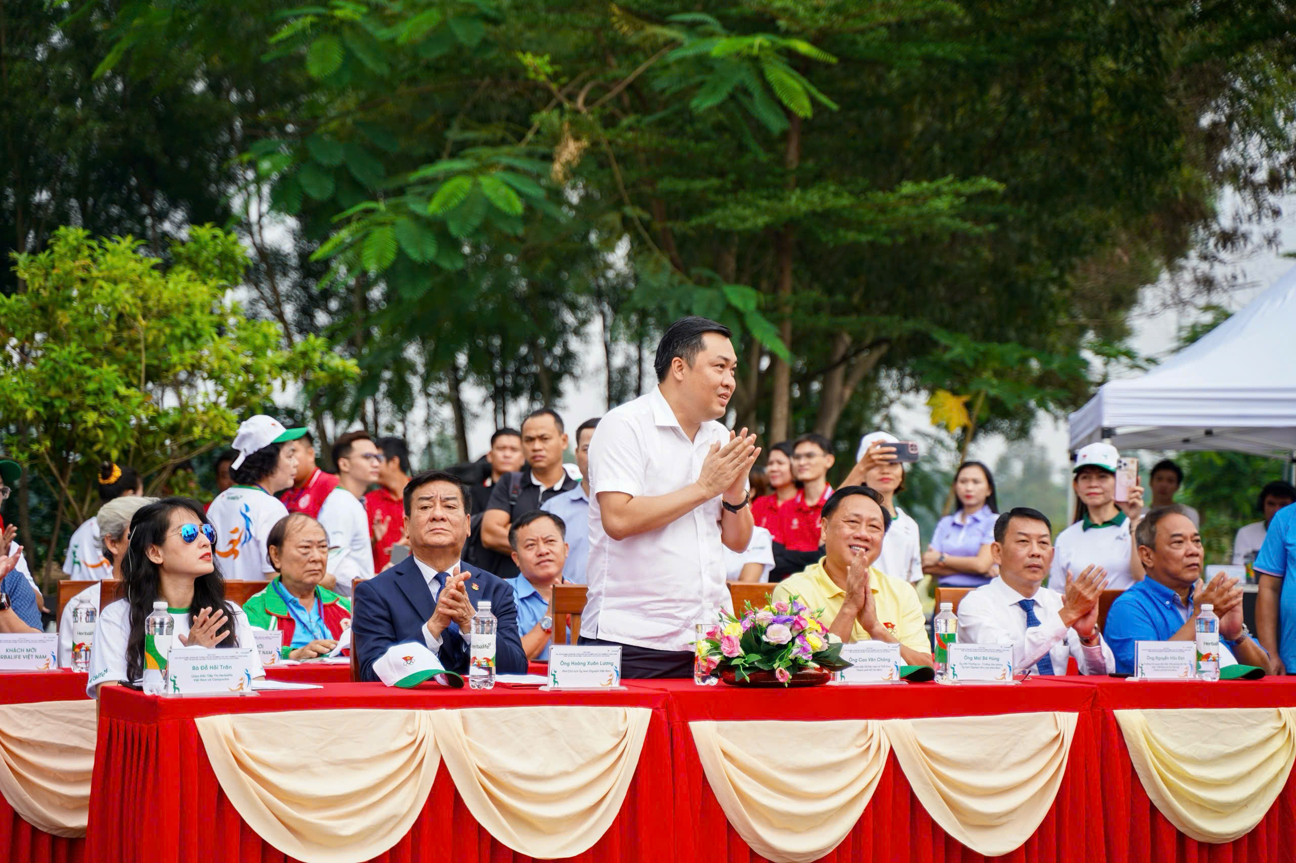 Đông đảo đại biểu đến tham dự, theo dõi các nội dung biểu diễn hấp dẫn tại Hội thao