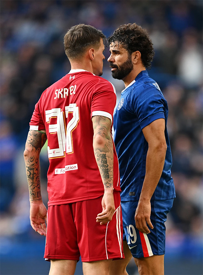 Diego Costa và Martin Skrtel gây nhau trên sân