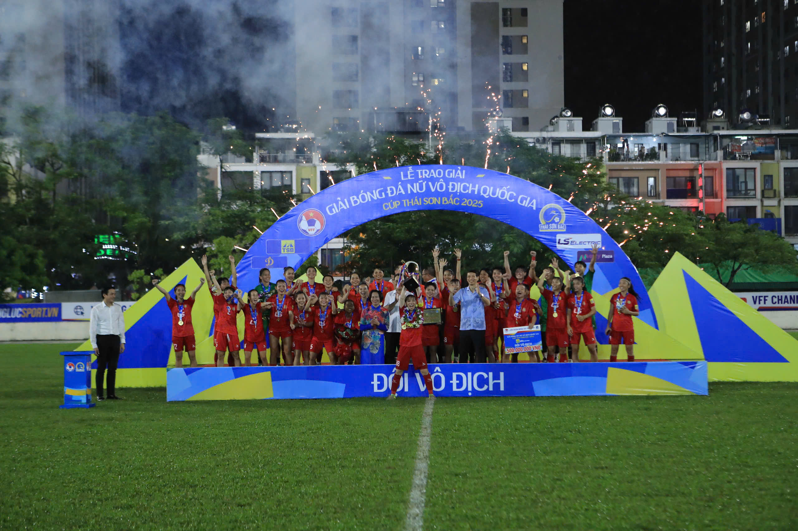 TP.HCM I lần thứ 10 liên tiếp đăng quang giải nữ vô địch quốc gia - Ảnh: Phan Tùng