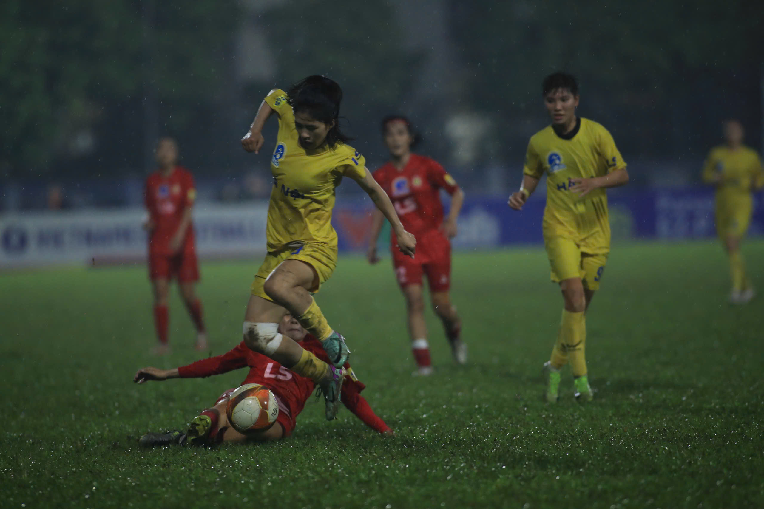 Thanh Nhã và các cầu thủ Hà Nội (áo vàng) rất khó khăn để tiếp cận khung thành TP.HCM I - Ảnh: Phan Tùng
