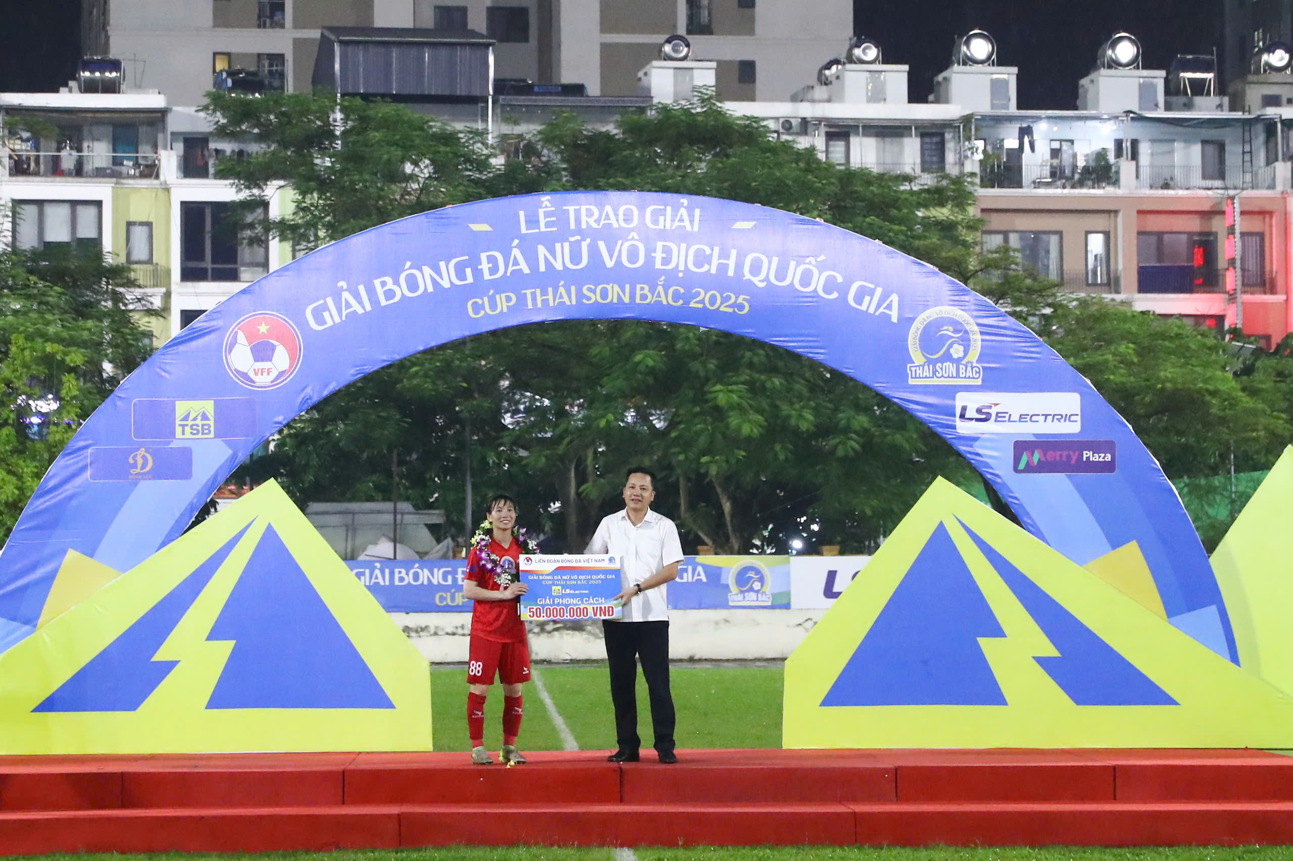 Tiền vệ Trần Thị Thuỳ Trang thay mặt CLB TP.HCM I Iên nhận giải phong cách của giải nữ vô địch quốc gia 2025. Cầu thủ sinh năm 1988 đồng thời cũng là chủ nhân của danh hiệu cầu thủ hay nhất giải - Ảnh: Phan Tùng