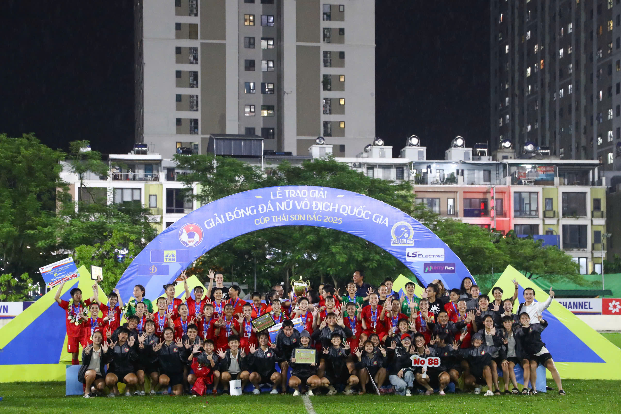Đây là lần thứ 7 liên tiếp cô trò HLV Kim Chi giành ngôi vương giải vô địch quốc gia, điều đó cho thấy vì sao TP.HCM I được xem là đội bóng nữ số 1 Việt Nam trong vài năm trở lại đây - Ảnh: Phan Tùng