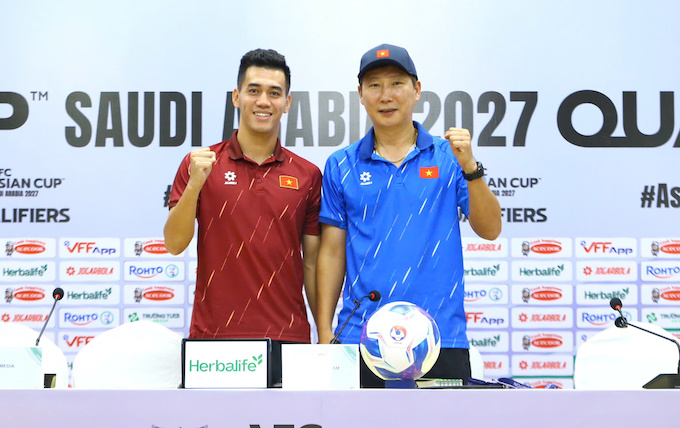 HLV Kim Sang Sik và Tiến Linh thể hiện quyết tâm. Ảnh: Anh Khoa 