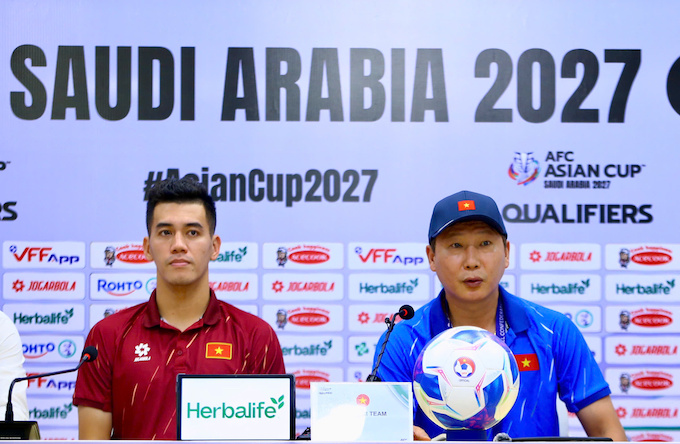 HLV KIm Sang Sik và Tiến Linh tại cuộc họp báo. Ảnh: Quốc An