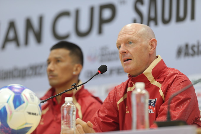 HLV Matt Ross phát biểu tại cuộc họp. Ảnh: Quốc An