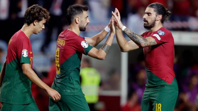 Ruben Neves và Bruno Fernandes rất ăn ý ở đội tuyển Bồ Đào Nha