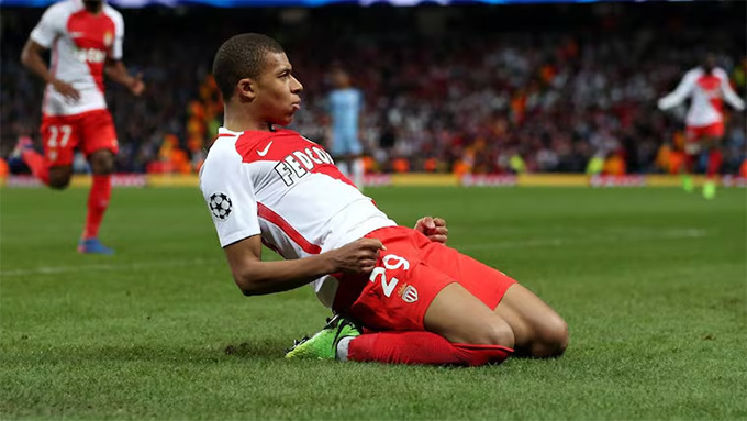 Mbappe năm 18 tuổi trong màu áo Monaco