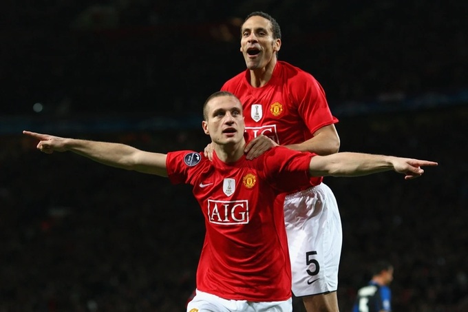 Nemanja Vidic (trước) hợp với Rio Ferdinand thành cặp trung vệ huyền thoại của MU