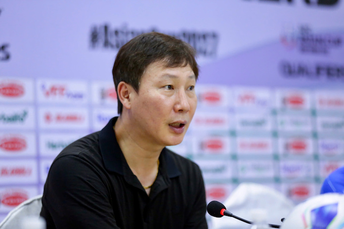 Ông Kim Sang Sik trả lời báo chí. Ảnh: Anh Khoa 