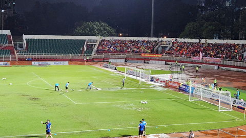  Mưa lớn, trận đấu Việt Nam vs Nepal tạm hoãn 30 phút