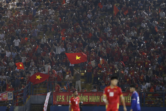 Người hâm mộ sẵn sàng bỏ ra hàng triệu đồng để mua vé "chợ đen" chứng tỏ sức hút của ĐT Việt Nam rất lớn. Ảnh: Anh Khoa