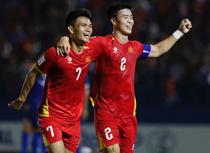 Duy Mạnh ăn mừng bàn thắng cùng Xuân Mạnh. Ảnh: Anh Khoa