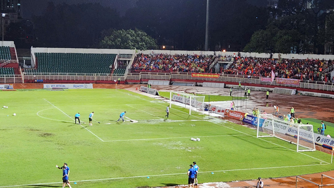 Cơn mưa nặng hạt đã đổ ập xuống sân vận động Thống Nhất và trận đấu giữa ĐT Việt Nam và Nepal đã phải tạm hoãn 30 phút. 