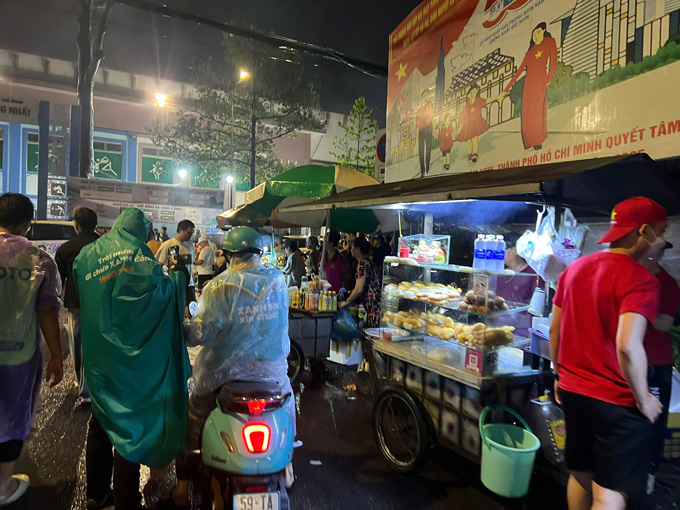 Bất chấp cơn mưa nặng hạn, hàng quán phục vụ các CĐV vẫn tập tập và đông thực khách