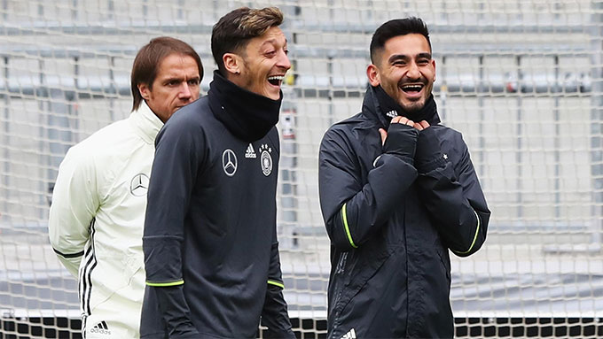 Ozil và Gundogan đều chọn đá cho ĐT Đức thay vì ĐT Thổ Nhĩ Kỳ