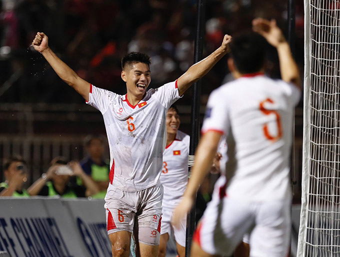 Hiểu Minh gián tiếp giúp ĐT Việt Nam có bàn thắng sớm - Ảnh: Anh Khoa