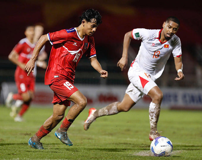 Việt Nam vất vả trong những phút cuối trước Nepal - Ảnh: Anh Khoa
