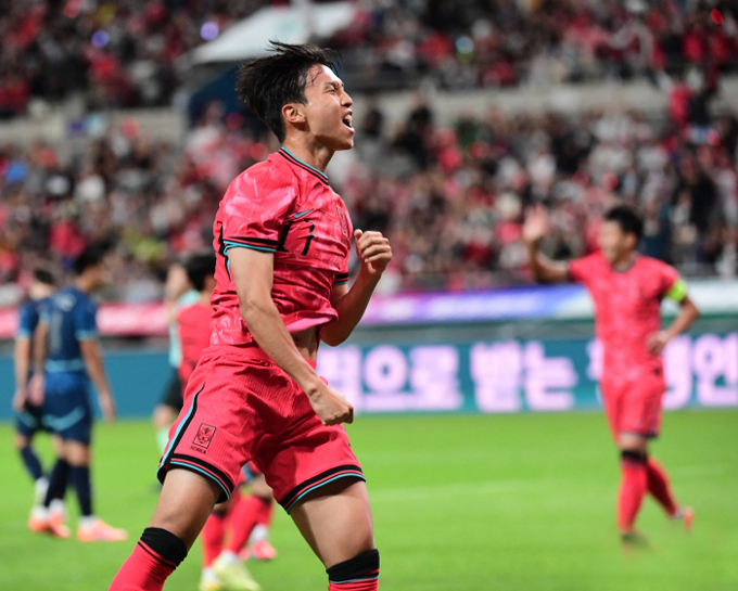 Eom Ji-sung mở tỷ số cho Hàn Quốc ở phút 15