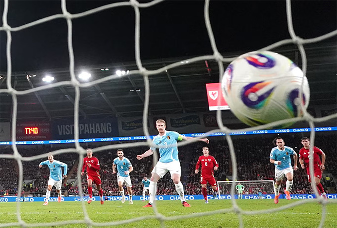 Anh lập cú đúp trên chấm phạt đền