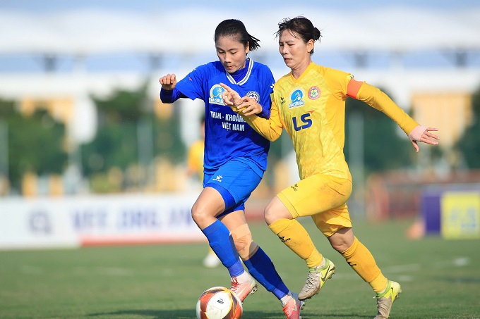Tiền vệ Thùy Trang (áo vàng) đã 37 tuổi - Ảnh: Phan Tùng